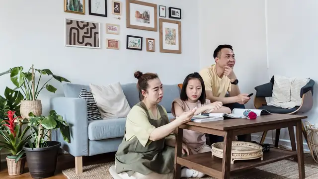 거실에서 함께 지내는 영주권자 가족