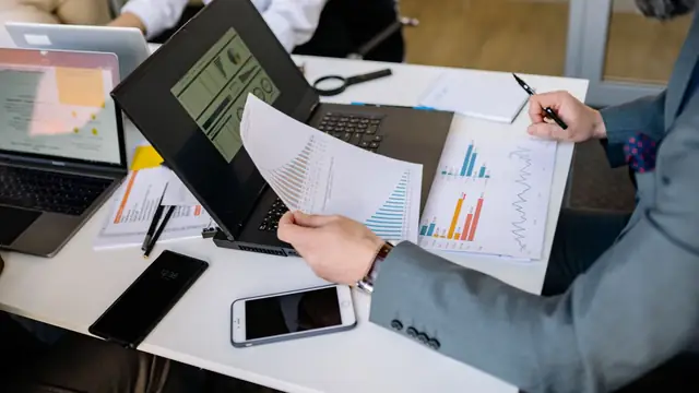 투자 서류를 검토하는 모습