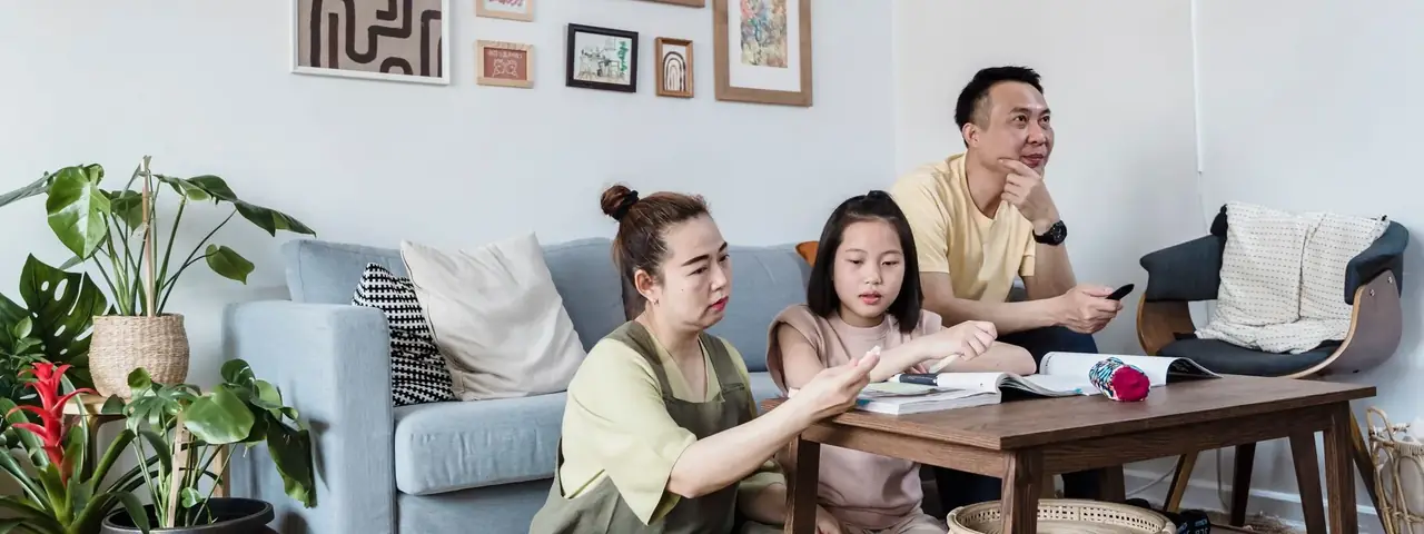 거실에서 함께 지내는 영주권자 가족