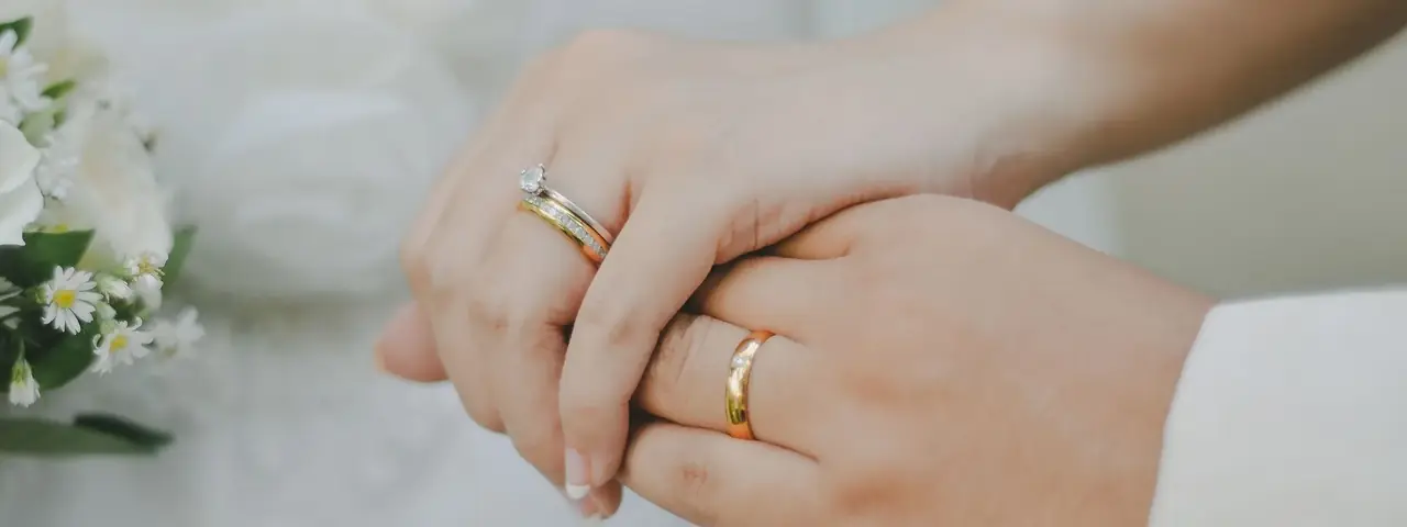 결혼반지를 낀 부부의 손